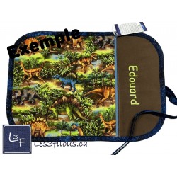 Napperon Dinosaures avec prénom brodé sur la pochette | Les 3 Filous