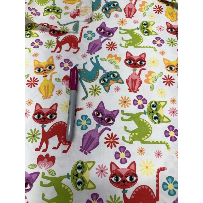 Chat Multicouleur sur fond blanc crème Tissu TIS-0574*