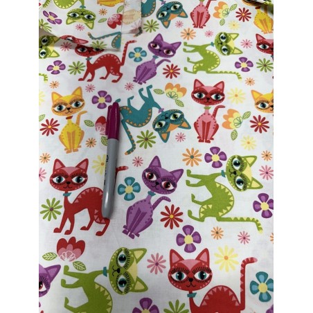 Chat Multicouleur sur fond blanc crème Tissu TIS-0574*