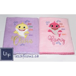 Mommy Shark Drap de Bain Brodé et Personnalisé DRA-136